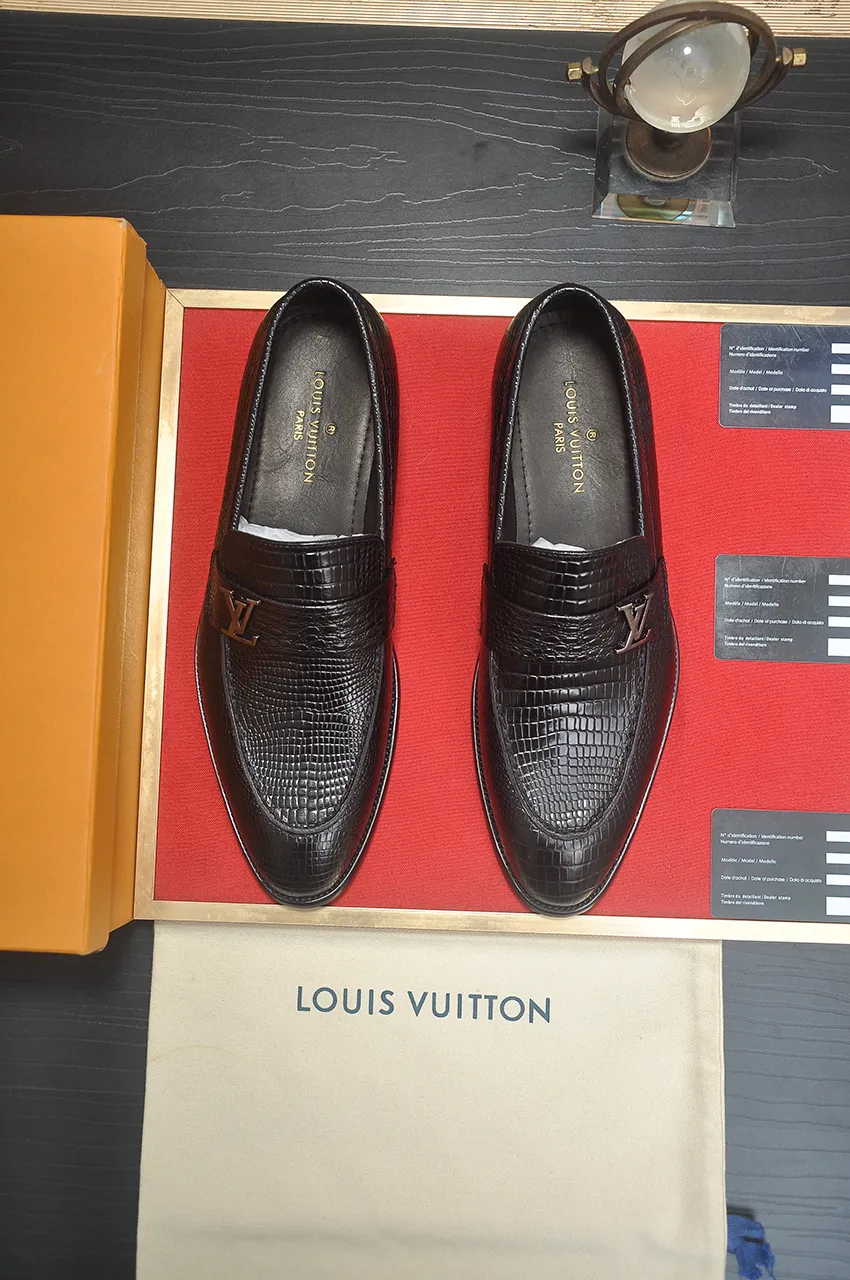 Men's men's shoes 💰540💶 [LV] (original single cowhide lining) 🍀LV's latest genuine leather business suit shoes are launched simultaneously on the official website. The first-layer cowhide imported from Italy is made of heavy gold, 💥official website 1:1 rubber outsole. Versatile to wear, high-end without losing class, and the color combination is extraordinary. This four-season style is alluring when worn on your feet, showing off your big-name flair. Standard code 38-45 (45 customized)